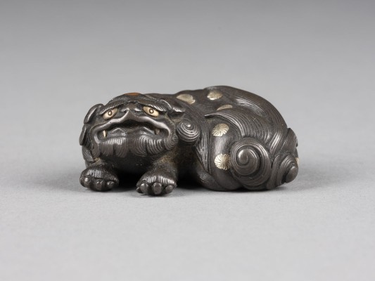 Auction <br>HAMANO-SCHULE, EIN SELTENES NETSUKE EINES SHISHI AUS MISCHMETALL