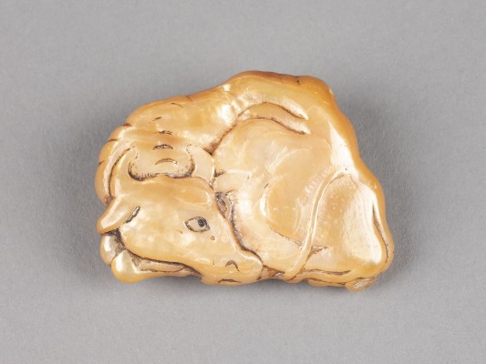 Auction <br>EIN SELTENES GESCHNITZTES NETSUKE EINES OCHSEN AUS PERLMUTT