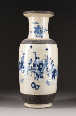 Auktion <br>EINE BLAU-WEISSE VASE MIT FIGURENDARSTELLUNG IM GE-STIL