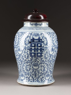 Auktion <br>EINE BLAU-WEISSE BALUSTERVASE DEKORIERT MIT ZEICHEN 