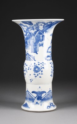 Auktion <br>EINE BLAU-WEISSE STANGENVASE MIT FIGURENDARSTELLUNG