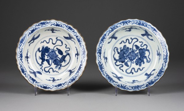Auktion <br>ZWEI BLAU-WEISSE SCHALEN MIT DARSTELLUNG VON BUDDHISTISCHEN LÖWEN