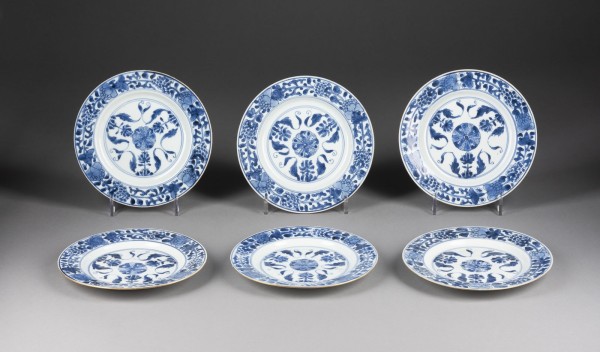 Bild SECHS BLAU-WEISSE TELLER MIT BLUMENDARSTELLUNG