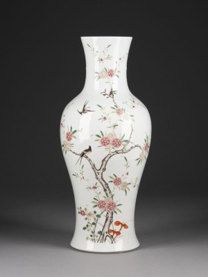 Bild EINE FAMILLE ROSE VASE MIT FLORALER DEKORATION