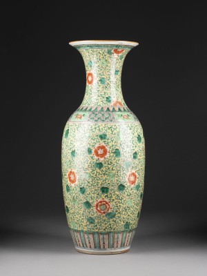 Auction <br>EINE GROSSE FAMILLE ROSE VASE MIT BLUMENDARSTELLUNG