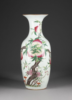 Picture EINE GROSSE FAMILLE ROSE VASE DEKORIERT MIT PFIRSICHEN