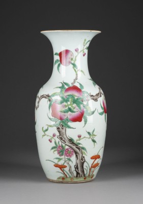 Bild EINE FAMILLE ROSE VASE DEKORIERT MIT PFIRSICHEN