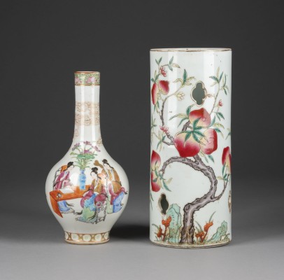 Auction <br>EIN FAMILLE ROSE HUTSTÄNDER UND EINE FAMILLE ROSE FLASCHENVASE