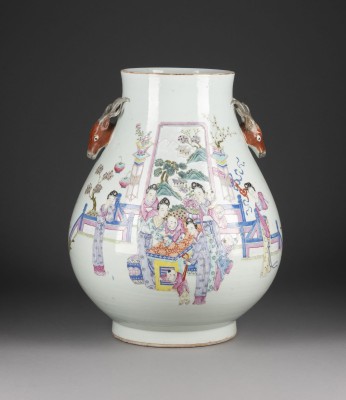 Auction <br>EINE FAMILLE ROSE HU-VASE MIT FIGURENDARSTELLUNG UND HIRSCHHENKELN
