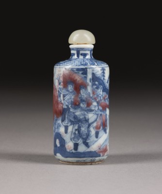 Bild EIN FEINES UNTERGLASURBLAUES UND KUPFERROTES SNUFFBOTTLE MIT FIGURENDARSTELLUNG