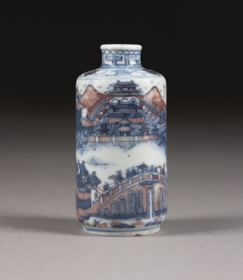 Auktion <br>EIN FEINES UNTERGLASURBLAUES UND KUPFERROTES SNUFFBOTTLE MIT LANDSCHAFTSDARSTELLUNG