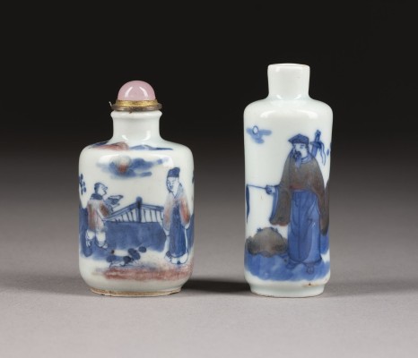Auktion <br>ZWEI UNTERGLASURBLAUE UND KUPFERROTE SNUFFBOTTLES MIT FIGURENDARSTELLUNG