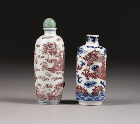 Auction <br>ZWEI UNTERGLASURBLAUE UND KUPFERROTE SNUFFBOTTLES MIT DRACHENDARSTELLUNG