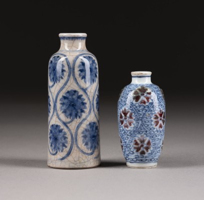 Auktion <br>EIN UNTERGLASURBLAUES UND KUPFERROTES SNUFFBOTTLE UND EIN BLAU-WEISSES SNUFFBOTTLE IM GE-STIL MIT LOTUSDARSTELLUNG