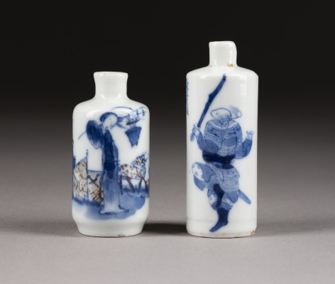 Auktion <br>EIN UNTERGLASURBLAUES UND KUPFERROTES SNUFFBOTTLE MIT EINEM BLAUEN-WEISSEN SNUFFBOTTLE