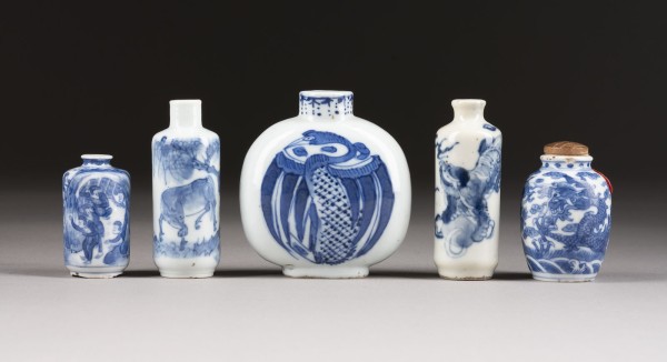 Auktion <br>FÜNF BLAU-WEISSE SNUFFBOTTLES