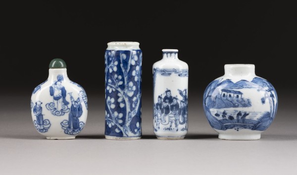 Auktion <br>VIER BLAU-WEISSE SNUFFBOTTLES