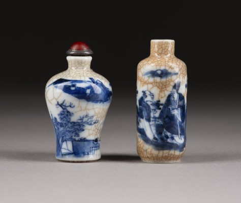 Auction <br>ZWEI BLAU-WEISSE SNUFFBOTTLES IM GE-STIL MIT FIGURENDARSTELLUNG