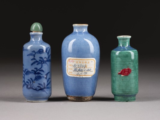 Auktion <br>EIN UNTERGLASURBLAUES UND ZWEI FARBIG GLASIERTE SNUFFBOTTLES