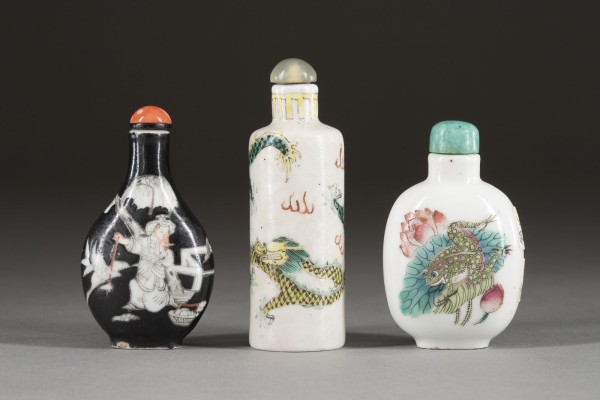 Auktion <br>DREI SNUFFBOTTLES AUS PORZELLAN