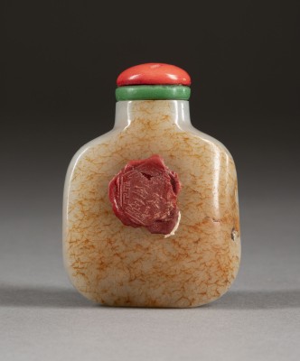 Auktion <br>EIN SNUFFBOTTLE AUS WEISSER JADE MIT ROTBRAUNER HAUT