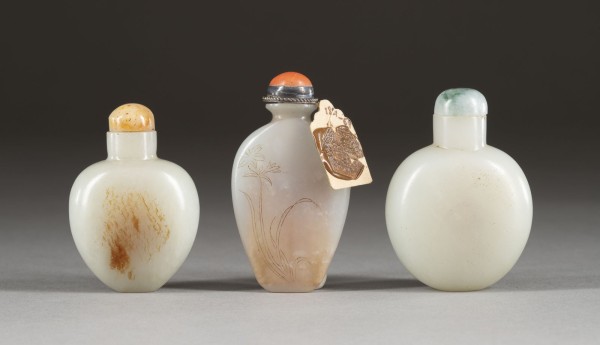 Auktion <br>DREI SNUFFBOTTLES AUS WEISSER JADE