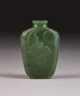 Auktion <br>EIN GESCHNITZTES SNUFFBOTTLE MIT FLEDERMAUSDARSTELLUNG AUS SPINATGRÜNER JADE