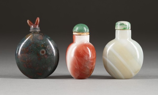 Auktion <br>DREI SNUFFBOTTLES AUS ACHAT