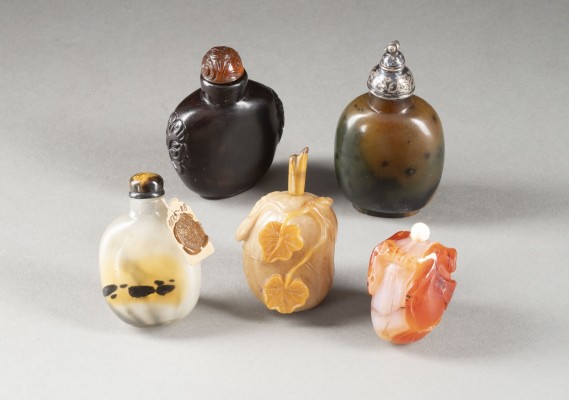 Auktion <br>EIN KONVOLUT VON SNUFFBOTTLES AUS VERSCHIEDENEN MATERIALIEN