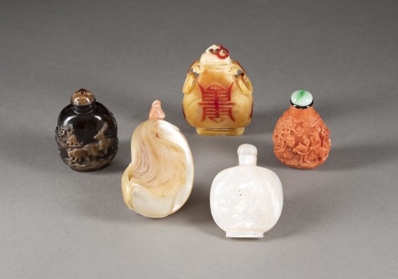 Auktion <br>EIN KONVOLUT VON SNUFFBOTTLES AUS VERSCHIEDENEN ORGANISCHEN MATERIALIEN
