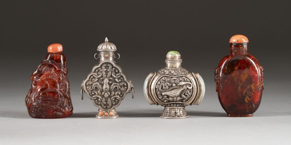 Auktion <br>EIN KONVOLUT VON SNUFFBOTTLE AUS SILBER UND BERNSTEIN
