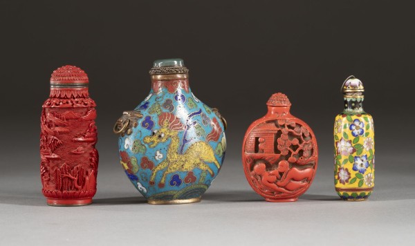 Auktion <br>EIN KONVOLUT VON SNUFFBOTTLES AUS CLOISONNÉ EMAILLE UND GESCHNITZTEM ROTLACK