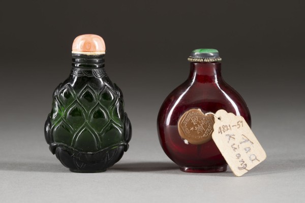 Auktion <br>ZWEI SNUFFBOTTLES AUS GLAS
