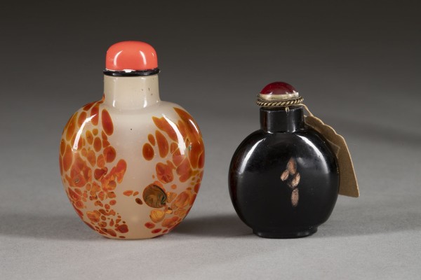 Auktion <br>ZWEI SNUFFBOTTLES AUS GLAS
