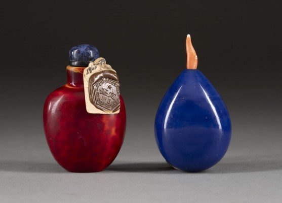Auktion <br>EIN SNUFFBOTTLE AUS REALGARÄHNLICHEM GLAS UND EIN SNUFFBOTTLE AUS UNDURCHSICHTIGE BLAUEM GLAS