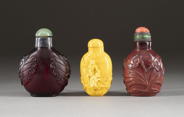 Auktion <br>DREI SNUFFBOTTLES AUS GLAS