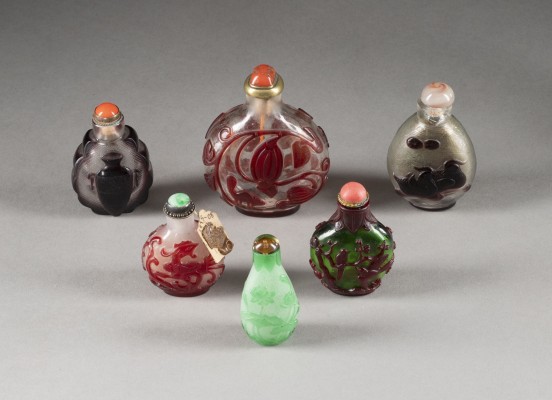 Auktion <br>EIN KONVOLUT VON SNUFFBOTTLES AUS GLAS MIT ÜBERFANG