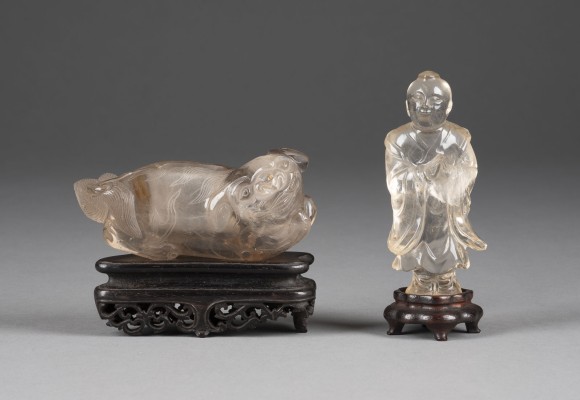 Bild EIN LÖWENFORMIGER WASSERTROPFER UND EINE FIGUR VON SUDHANA AUS BERGKRISTALL