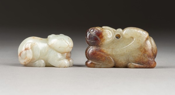 Auction <br>ZWEI GESCHNITZTE TIERE AUS GRÜNER JADE