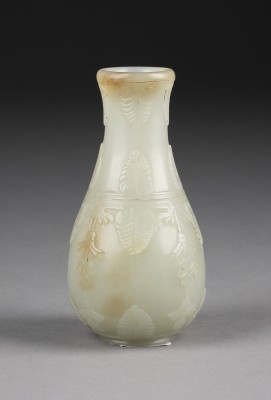 Picture EINE KLEINE GRÜNLICH-WEISSE VASE IM MUGHAL-STIL AUS JADE
