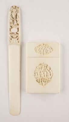 Picture EIN GESCHNITZTES PAPIERMESSER UND EIN GESCHNITZTES VISITENKARTENETUI AUS ELFENBEIN