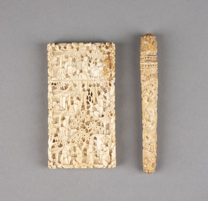 Auction <br>EIN GESCHNITZTES KARTENETUI UND EIN GESCHNITZTES NADELETUI AUS ELFENBEIN
