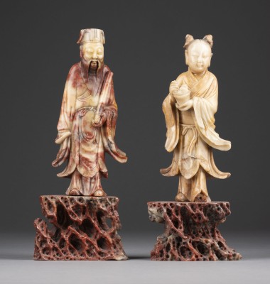 Picture ZWEI GESCHNITZTE STEHENDE FIGUREN VON UNSTERBLICHEN AUS SPECKSTEIN