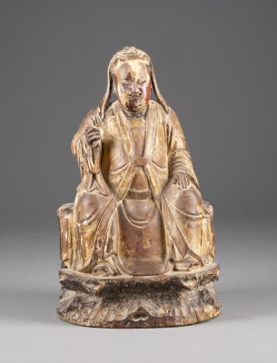 Auktion <br>EINE HOLZGESCHNITZTE SITZENDE FIGUR VON GUANYU