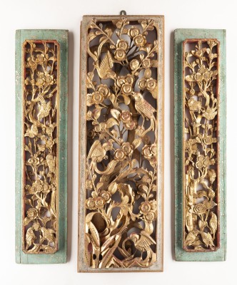 Picture DREI GOLDLACKIERTE HOLZRELIEFTAFELN MIT DARSTELLUNG VON VÖGELN UND BLUMEN