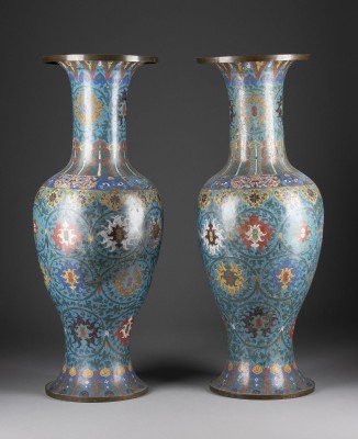 Auktion <br>ZWEI GROSSE CLOISONNÉ EMAILLE VASEN DEKORIERT MIT LOTUSBLÜTEN