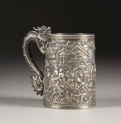 Auktion <br>EIN KRUG AUS SILBER MIT FIGURENDARSTELLUNG