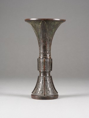 Bild EINE GU-VASE AUS BRONZE
