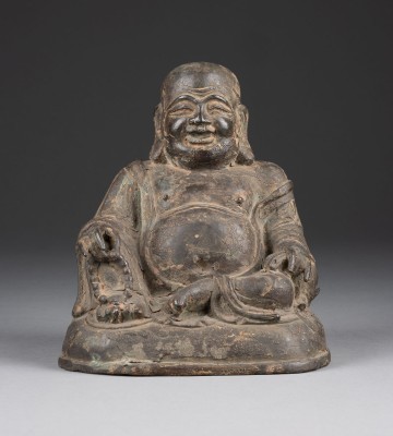 Bild EINE SITZENDE FIGUR VON BUDAI AUS BRONZE