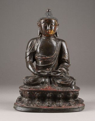 Bild EINE SITZENDE FIGUR VON BUDDHA SHAKYAMUNI AUS BRONZE